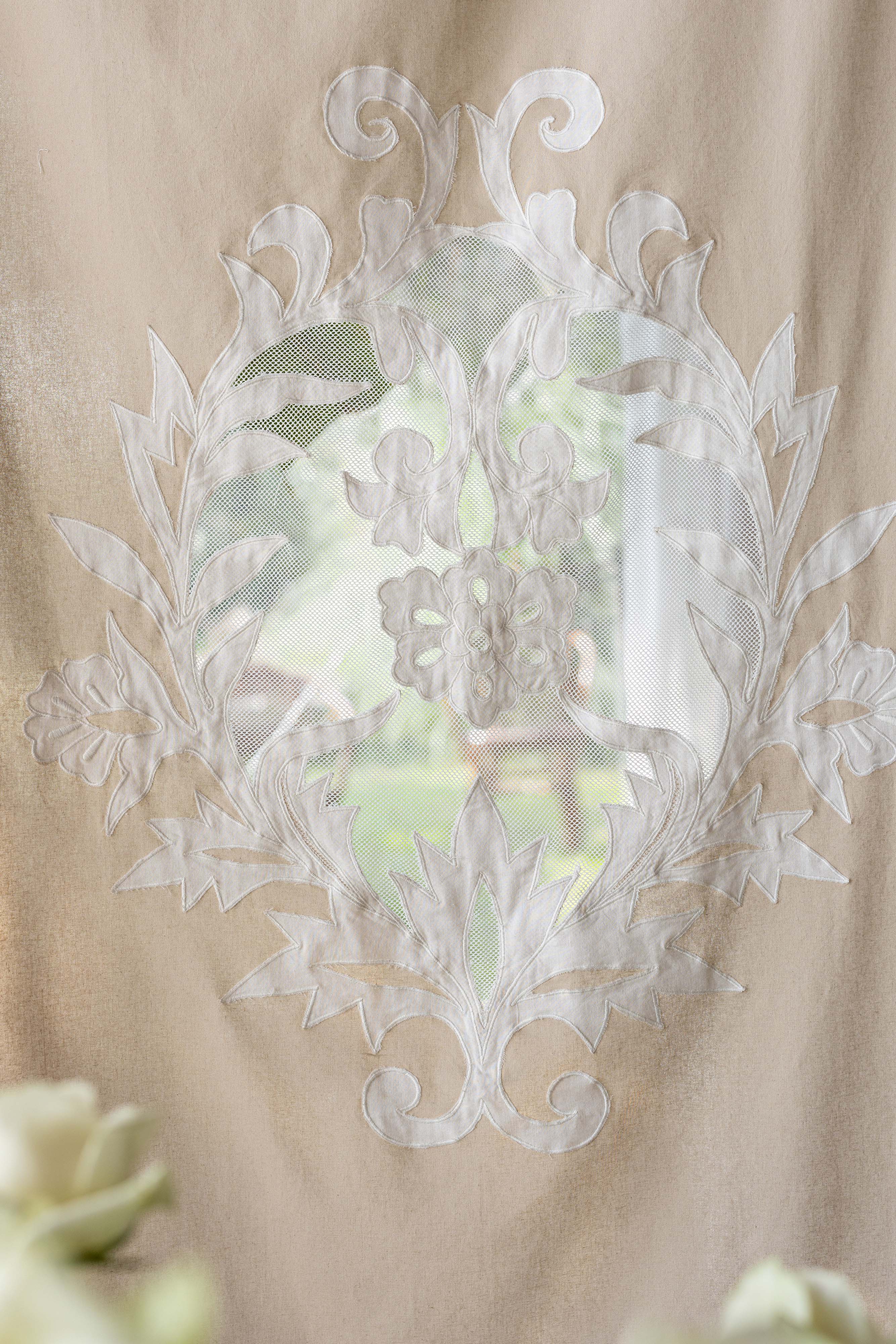 Telo tenda in cotone tortora con applicazione bianca CAPODIMONTE - 140x290 cm - L'Atelier17